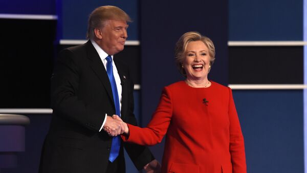 Democratic nominee Hillary Clinton (R) shakes hands with Republican nominee Donald Trump after the first presidential debate at Hofstra University in Hempstead, New York - Sputnik International