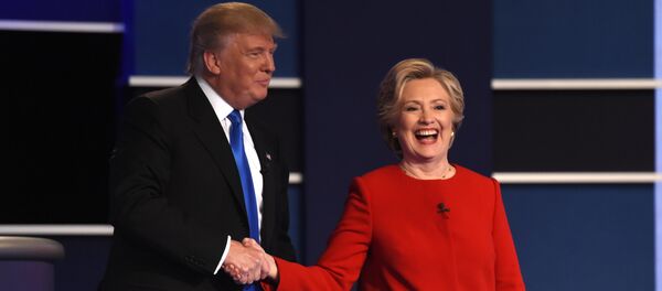 Democratic nominee Hillary Clinton (R) shakes hands with Republican nominee Donald Trump after the first presidential debate at Hofstra University in Hempstead, New York - Sputnik International