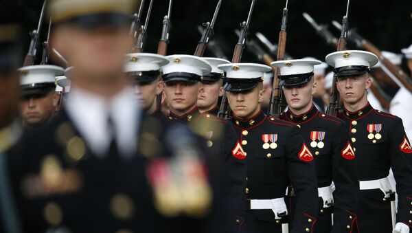 Members of the U.S Marine Corps honor guard march on to the South Lawn of the White House - Sputnik International