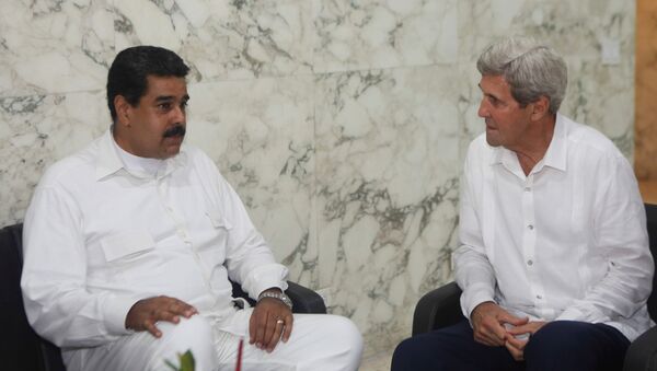 Venezuela's President Nicolas Maduro (L) and U.S. Secretary of State John Kerry talk during their meeting in Cartagena, Colombia September 26, 2016 - Sputnik International