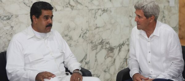 Venezuela's President Nicolas Maduro (L) and U.S. Secretary of State John Kerry talk during their meeting in Cartagena, Colombia September 26, 2016 Venezuela's President Nicolas Maduro (L) and U.S. Secretary of State John Kerry talk during their meeting in Cartagena, Colombia September 26, 2016 - Sputnik International