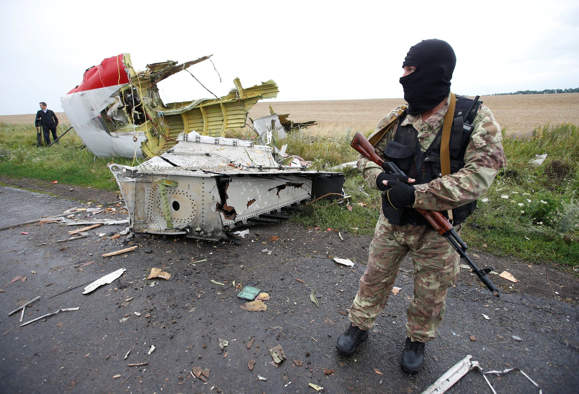 A member of the self-defence unit stands at the crash site of Malaysia Airlines Flight MH17, near the village of Hrabove (Grabovo) in the Donetsk region - Sputnik International, 1920, 21.12.2021