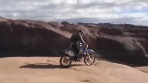 Crazy biker rides around cliff - Sputnik International