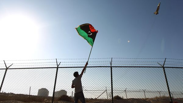 A man waves a Libyan flag - Sputnik International