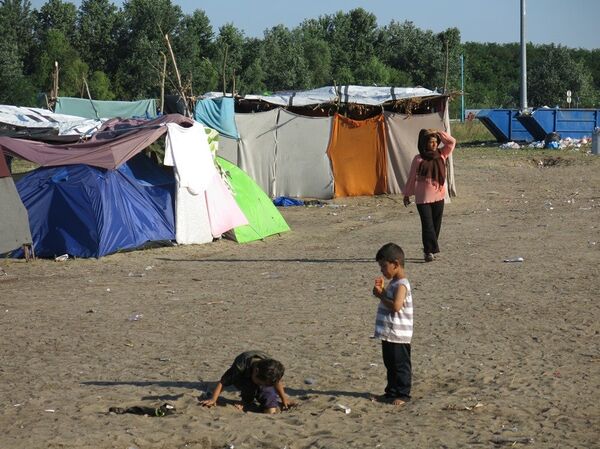 Children playing in the Kelebia refugee camp Children playing in the Kelebia refugee camp - Sputnik International