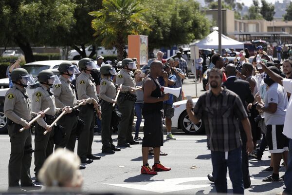 People block streets during a protest Wednesday, Sept. 28, 2016, in El Cajon, Calif. Dozens of demonstrators on Wednesday protested the killing of a black man shot by an officer after authorities said the man pulled an object from a pocket, pointed it and assumed a shooting stance. People block streets during a protest Wednesday, Sept. 28, 2016, in El Cajon, Calif. Dozens of demonstrators on Wednesday protested the killing of a black man shot by an officer after authorities said the man pulled an object from a pocket, pointed it and assumed a shooting stance. - Sputnik International