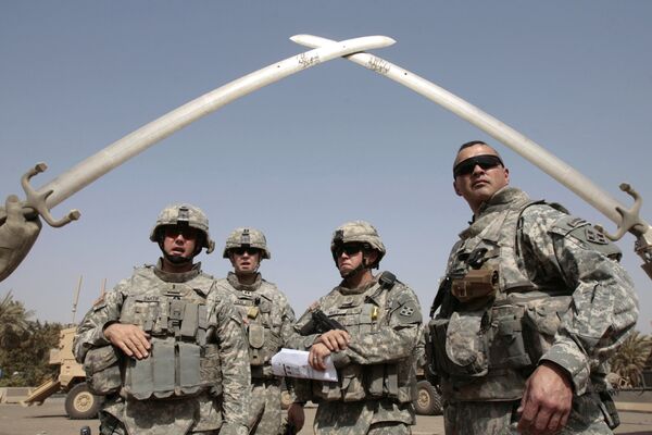 US soldiers stand near the landmark Hands of Victory, built by executed Iraqi president Saddam Hussein to commemorate Iraq's victory in the Iran-Iraq war, inside Baghdad's Green Zone as they prepare to go on a mission on July 5, 2008 US soldiers stand near the landmark Hands of Victory, built by executed Iraqi president Saddam Hussein to commemorate Iraq's victory in the Iran-Iraq war, inside Baghdad's Green Zone as they prepare to go on a mission on July 5, 2008 - Sputnik International