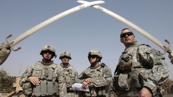 US soldiers stand near the landmark Hands of Victory, built by executed Iraqi president Saddam Hussein to commemorate Iraq's victory in the Iran-Iraq war, inside Baghdad's Green Zone as they prepare to go on a mission on July 5, 2008 - Sputnik International