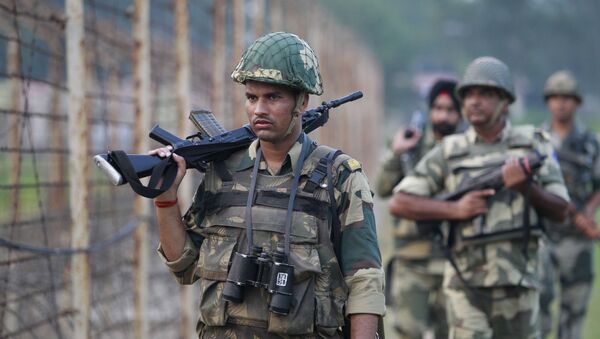 Indian Border Security Force soldiers patrol the India-Pakistan border area at Ranbir Singh Pura, about 35 kilometers (22 miles) from Jammu, India, Saturday, Sept. 24, 2016 - Sputnik International
