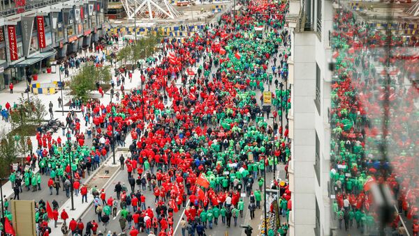 Trade Union members march through the streets during an anti-austerity demonstration in Brussels on October 7, 2015 - Sputnik International