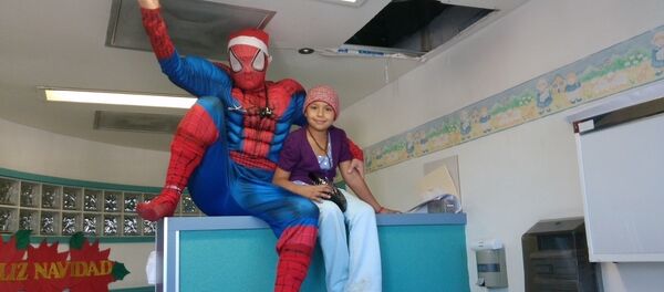 Atiende a niños con leucemia disfrazado de Batman, Chapulín Colorado, Iron Man y otros personajes. - Sputnik International