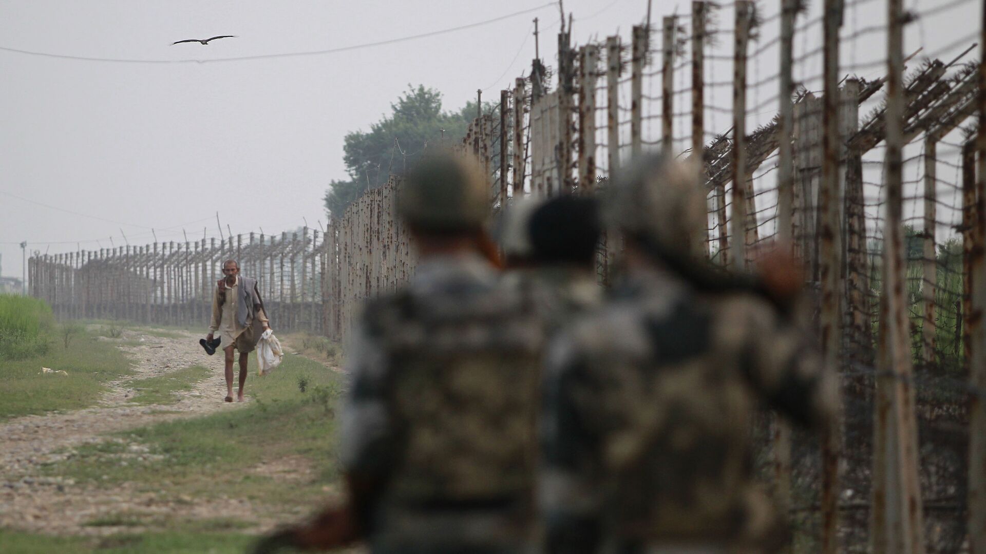 Indian Border Security Force soldiers patrol the India-Pakistan border area at Ranbir Singh Pura, about 35 kilometers (22 miles) from Jammu, India, Saturday, Sept. 24, 2016 - Sputnik International, 1920, 20.11.2021