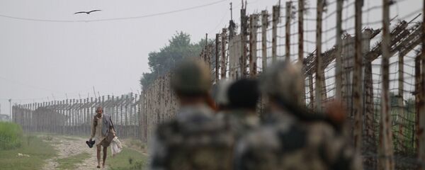 Indian Border Security Force soldiers patrol the India-Pakistan border area at Ranbir Singh Pura, about 35 kilometers (22 miles) from Jammu, India, Saturday, Sept. 24, 2016 - Sputnik International