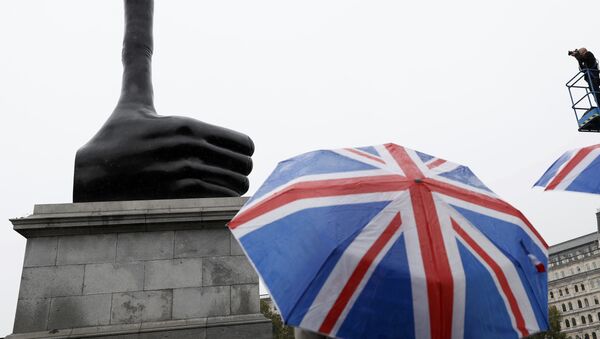 A tourist with union jack umbrella looks at the artwork Really Good by David Shrigley on the fourth plinth at Trafalgar Square in central London, Britain September 29, 2016. - Sputnik International