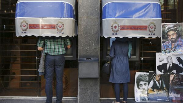 Iranians use ATM machines of Bank Melli Iran in downtown Tehran, Iran (File) - Sputnik International