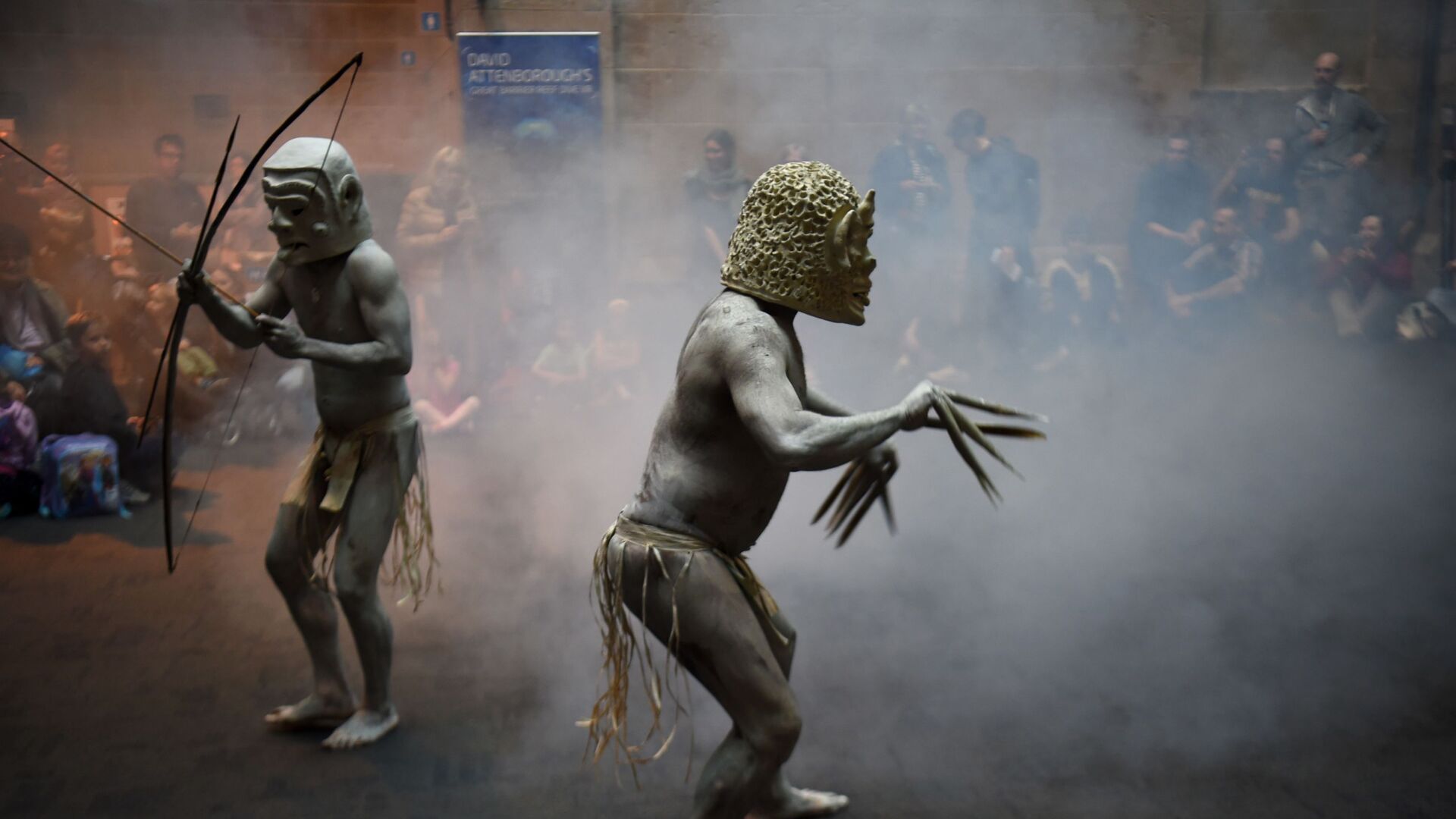 Asaro Mud Men from the Asaro Valley in Papua New Guinea's eastern highlands perform, for the first time outside their home, their rituals for visitors at the Australian Museum in Sydney on September 29, 2016. - Sputnik International, 1920, 13.04.2022