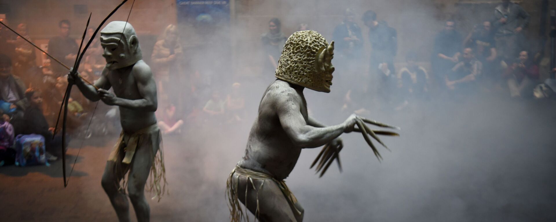 Asaro Mud Men from the Asaro Valley in Papua New Guinea's eastern highlands perform, for the first time outside their home, their rituals for visitors at the Australian Museum in Sydney on September 29, 2016. - Sputnik International, 1920, 13.04.2022