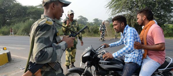 Indian Border Security Force (BSF) personnel do a security check at the India-Pakistan Wagah Border, about 35 km from Amritsar on September 29, 2016, after the Punjab state government issued a warning to villagers to evacuate from a 10 km radius from the India-Pakistan border - Sputnik International