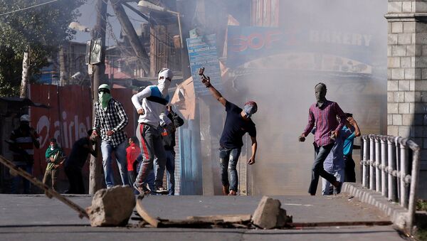 Demonstrators hurl stones towards Indian policemen during a protest in Srinagar, against the recent killings in Kashmir region, September 25, 2016 - Sputnik International