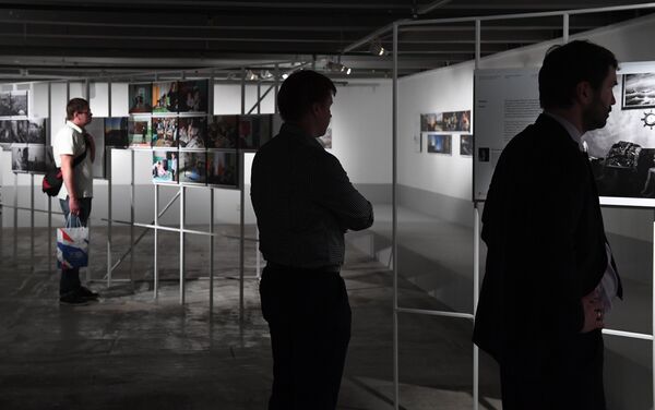 Visitors at the exhibition by winners of the Andrei Stenin International Press Photo Contest - Sputnik International