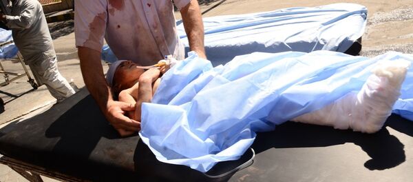 A wounded Syrian child is rushed into a hospital after she was hit by mortar shells that targeted Aleppo's government controlled Aziziyah and Suleimaniyah neighbourhoods on September 28, 2016 - Sputnik International