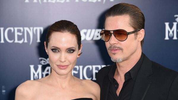 Angelina Jolie and Brad Pitt arrive for the world premiere of Disney's Maleficent, May 28, 2014, at El Capitan Theatre in Hollywood, California. - Sputnik International