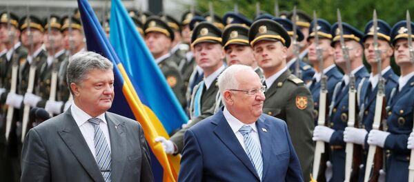Ukrainian President Petro Poroshenko (L) and his Israeli counterpart Reuven Rivlin walk past honour guards during a welcoming ceremony in Kiev, Ukraine, September 27, 2016 Ukrainian President Petro Poroshenko (L) and his Israeli counterpart Reuven Rivlin walk past honour guards during a welcoming ceremony in Kiev, Ukraine, September 27, 2016 - Sputnik International