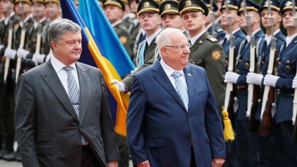 Ukrainian President Petro Poroshenko (L) and his Israeli counterpart Reuven Rivlin walk past honour guards during a welcoming ceremony in Kiev, Ukraine, September 27, 2016 - Sputnik International