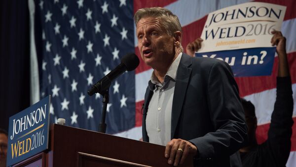 Libertarian presidential candidate Gary Johnson speaks to supporters at a rally September 10, 2016 in New York - Sputnik International