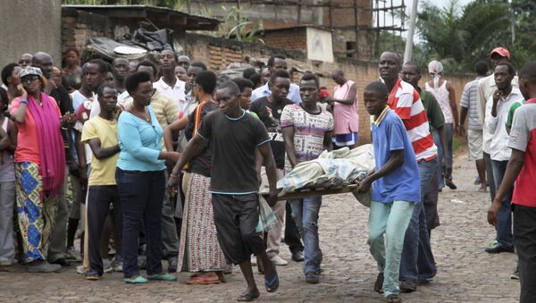 Men carry away a dead body in the Nyakabiga neighborhood of Bujumbura, Burundi (File) - Sputnik International