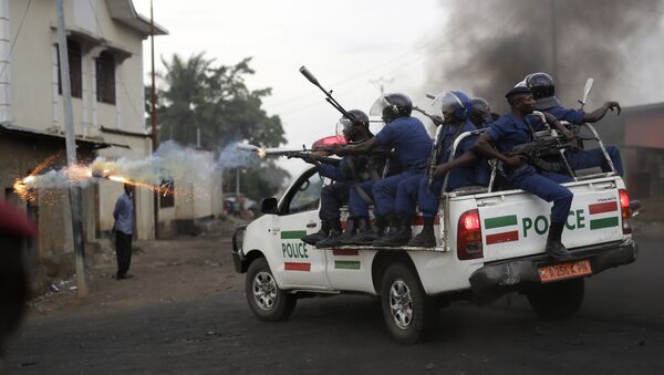 Burundi riot police fire tear gas as they chase demonstrators during clashes in Bujumbura, Burundi, Wednesday April 29, 2015 - Sputnik International
