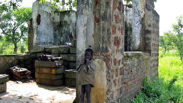 A Sudanese child is pictured  in front of a partially-destroyed house used to store ammunitions in Yei, south Sudan, where the Sudan People's Liberation Army has its headquarters (File) - Sputnik International