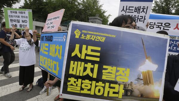Protesters stage a rally to denounce deploying the Terminal High-Altitude Area Defense (THAAD) in front of the Defense Ministry in Seoul, South Korea, Wednesday, July 13, 2016 - Sputnik International