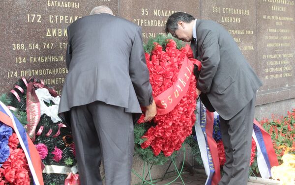 Mitsuhiro Kimura lays flowers at the Sevastopol Heroes Memorial. - Sputnik International