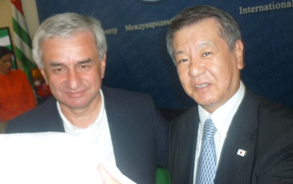 Mitsuhiro Kimura (R) and President of Abkhazia Raul Khajimba. - Sputnik International