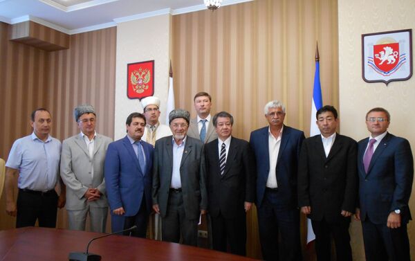 Mitsuhiro Kimura (fourth from the right) with Crimean Tatar representatives after a roundtable panel discussion in Crimea. - Sputnik International