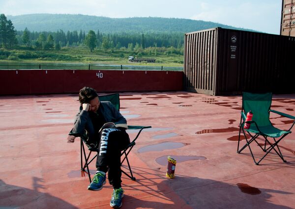 Nik reading on the barge Nik reading on the barge - Sputnik International
