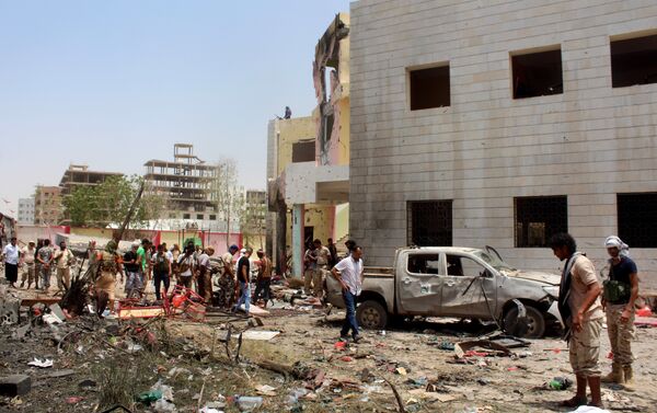 Fighters loyal to the government gather at the site of a suicide car bombing in Yemen’s southern city of Aden, Yemen, Monday, Aug. 29, 2016 - Sputnik International