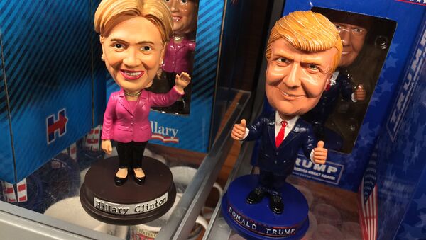 Bobblehead dolls depicting Democratic presidential nominee Hillary Clinton and her Republican counterpart Donald Trump are seen Septmber 29, 2016 at Ronald Reagan National Airport in Arlington, Virginia - Sputnik International