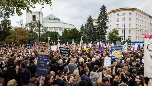 People attend the anti-government, pro-abortion demonstration in front of Polish Pariament in Warsaw, Poland on October 1, 2016 - Sputnik International