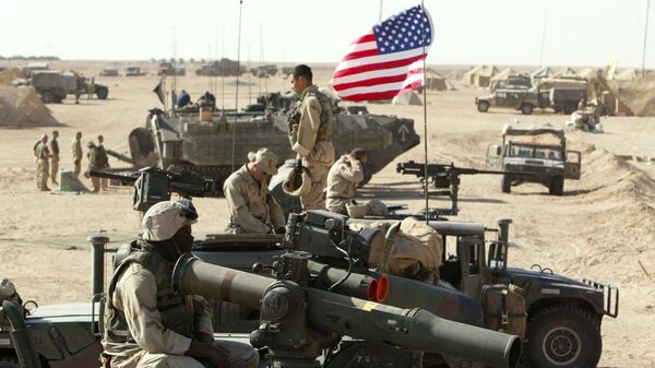 American marines of the USMC (US Marine Corps) put a flag on a antenna of a HMMWI (Hight Mobility Multi Wheeled Vehicles) in the north of the desert Kuwait near the Iraqi border 15 March 2003 - Sputnik International