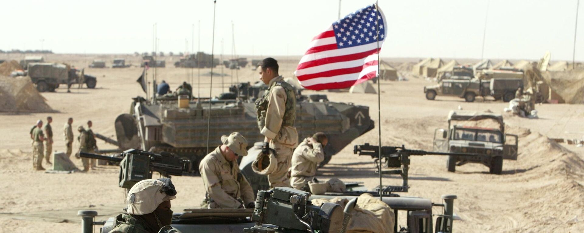 American marines of the USMC (US Marine Corps) put a flag on a antenna of a HMMWI (Hight Mobility Multi Wheeled Vehicles) in the north of the desert Kuwait near the Iraqi border 15 March 2003 - Sputnik International, 1920, 06.10.2022