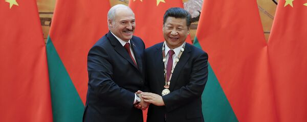 Chinese President Xi Jinping (R) shakes hands with Belarus' President Alexander Lukashenko after being awarding the Belarus peace and friendship medal at the Great Hall of the People in Beijing on September 29, 2016 - Sputnik International