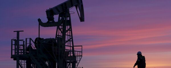 A worker at an oil field owned by Bashneft, Bashkortostan, Russia. (File) - Sputnik International