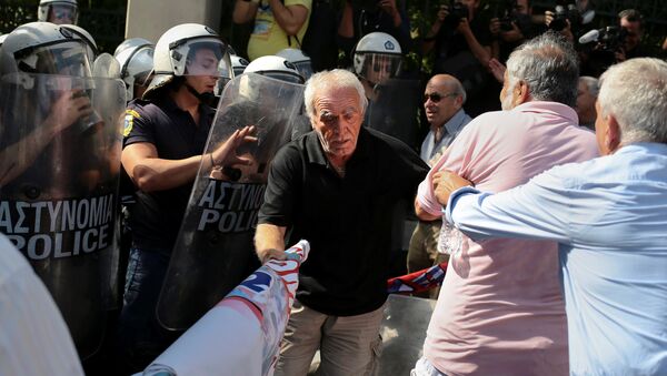 Greek pensioners scuffle with riot police during a demonstration against planned pension cuts, in Athens, Greece - Sputnik International