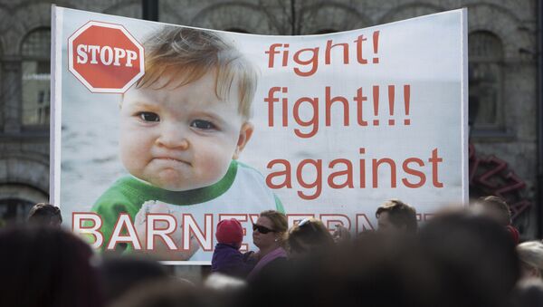 Some 200 people gather in Oslo, on April 16, 2016 to protest against Norwegian child welfare service (Barnevernet) - Sputnik International