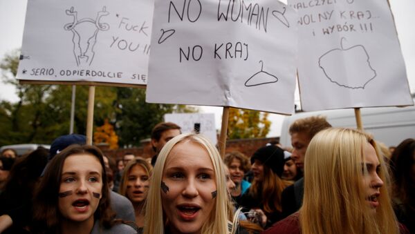 Women shout slogans as they gather in an abortion rights campaigners' demonstration to protest against plans for a total ban on abortion in front of the ruling party Law and Justice (PiS) headquarters in Warsaw, Poland October 3, 2016. - Sputnik International