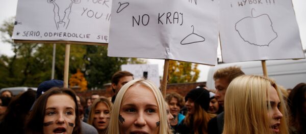 Women shout slogans as they gather in an abortion rights campaigners' demonstration to protest against plans for a total ban on abortion in front of the ruling party Law and Justice (PiS) headquarters in Warsaw, Poland October 3, 2016. Women shout slogans as they gather in an abortion rights campaigners' demonstration to protest against plans for a total ban on abortion in front of the ruling party Law and Justice (PiS) headquarters in Warsaw, Poland October 3, 2016. - Sputnik International