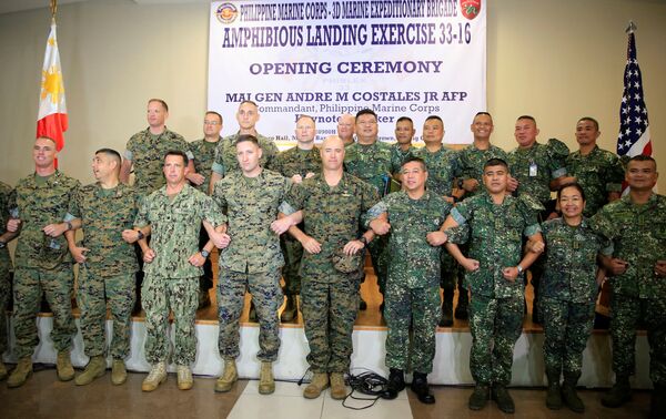 US Marine Corps and Philippine Marine Corps personnel link arms during the opening ceremony of annual Philippines-US amphibious landing exercise (PHILBLEX) inside the marines headquarters in Taguig city, metro Manila, Philippines October 4, 2016. US Marine Corps and Philippine Marine Corps personnel link arms during the opening ceremony of annual Philippines-US amphibious landing exercise (PHILBLEX) inside the marines headquarters in Taguig city, metro Manila, Philippines October 4, 2016. - Sputnik International
