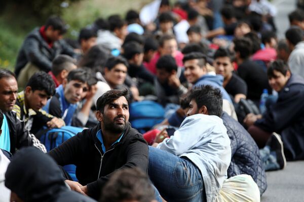 Several hundred refugees and migrants take a rest as they are heading in the direction of the Hungarian border, in Belgrade, Serbia October 4, 2016.  - Sputnik International